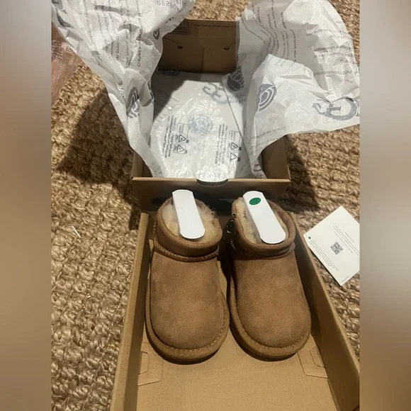 Uggs Toddler Classic Ultra Mini NWT in box, size 6, brown chestnut